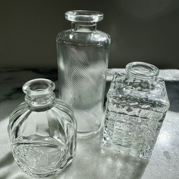 Gorgeous Set 3 Vintage Style Boho Clear Glass Bud Vases Cameo Decor Cut Embossed - Picture 4 of 11